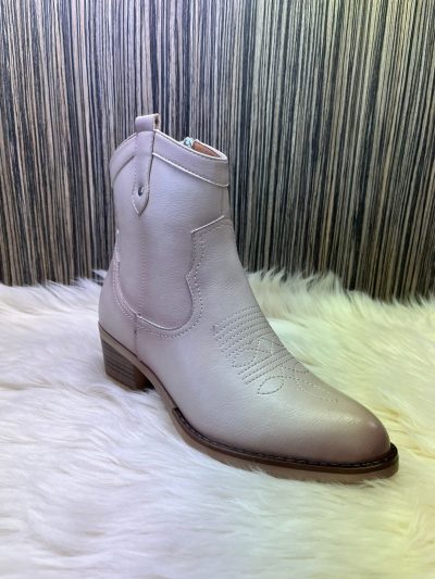 Zapatería El Bombazo en Gandía Playa con gran variedad de zapatos a precios de fábrica