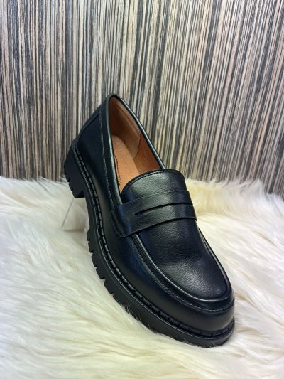 Zapatería El Bombazo en Gandía Playa con gran variedad de zapatos a precios de fábrica